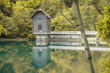 İlkbahar zamanı Zavrsnica Gölü 'nde su bariyerinin arkasında biraz su ya da su baskınını önlemek için rampalar vardır. Güzel nehir kıyıları ve etraftaki ağaçlar.