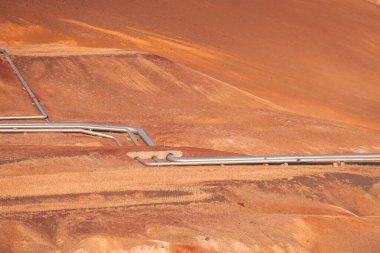Krafla, İzlanda yakınlarındaki termoelektrik jeotermal enerji ve ısıtma tesislerinin manzarası..