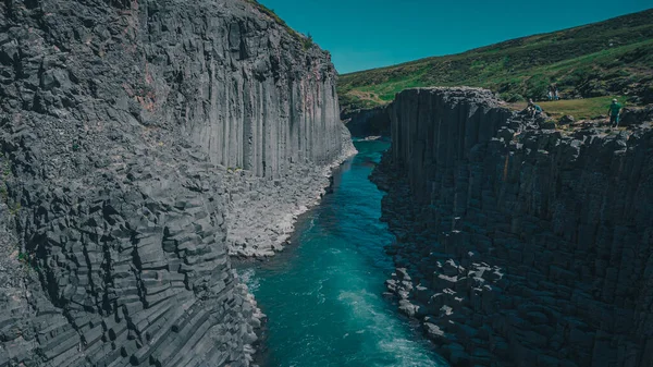 冰岛学生峡谷的空中无人驾驶飞机全景 一个温暖的夏日 美丽的山谷高耸入云 玄武岩柱耸立 — 图库照片