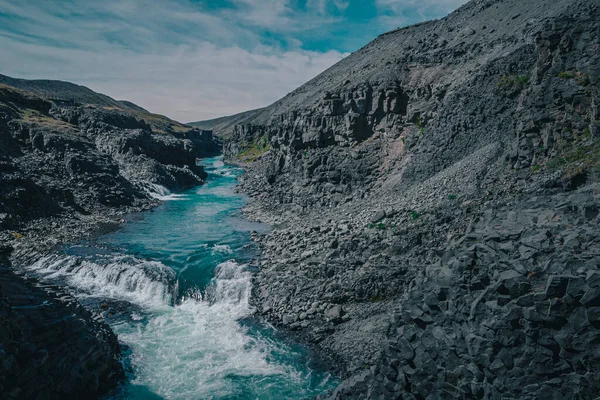 冰岛学生峡谷的空中无人驾驶飞机全景 在一个温暖的夏日 耸立着高耸的玄武岩柱 风景如画的山谷 玄武岩倾卸机在水中的闭塞 — 图库照片