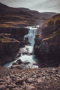 İzlanda 'da güzel manzaralı güzel fossardalur şelalesi. Bulutlu bir hava ama yine de görmek güzel..