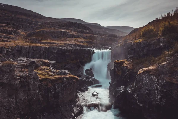 Hermosa Cascada Fossardalur Iceland Con Hermosos Paisajes Alrededor Clima Nublado — Foto de Stock