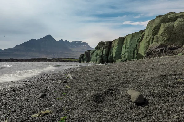 Zelené Ignimbrite Skalní Útvary Pláži Jižním Islandu Sopečný Konglomerát Balvany — Stock fotografie