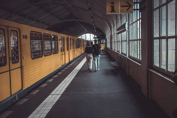 Stazione Della Metropolitana Berlino Con Vecchio Treno Tipo Una Coppia — Foto Stock