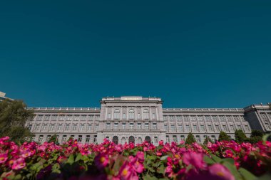 Yazın güneşli bir günde Zagreb 'deki Mimara müzesine ön cephe veya giriş manzarası. Görkemli koloni binasının üzerinde açık mavi gökyüzü.
