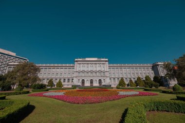 Yazın güneşli bir günde Zagreb 'deki Mimara müzesine ön cephe veya giriş manzarası. Görkemli koloni binasının üzerinde açık mavi gökyüzü.
