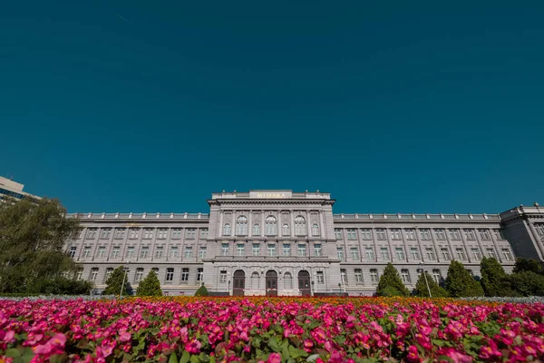 夏の美しい晴れた日にザグレブのミマラ美術館への正面の景色や入り口 壮大なコロラルビルの上に青い空をクリア — ストック写真