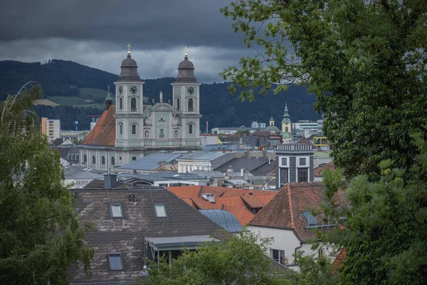 Grön Kyrka Med Tvillingtorn Linz Oberösterreich Skyline Linz Med Gammal — Stockfoto
