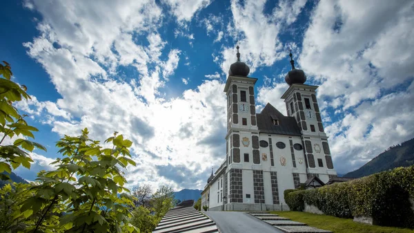 弗劳格教堂位于奥地利中部 是一座美丽的教堂 夏日阳光明媚 弗洛格可以看到奥地利中部恩河畔的一座教堂 — 图库照片