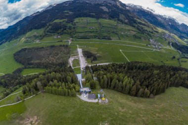 Avusturya, Kulm 'da kayakla atlama tepesi, Tauplitz' e yakın. Bulutlu bir günde İHA 'dan iyi bilinen bir kayak atlama alanının hava görüntüsü.