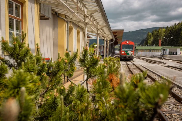 Dworzec Kolejowy Kolei Wąskotorowej Murau Austria Pochmurny Słoneczny Dzień Widoczny — Zdjęcie stockowe