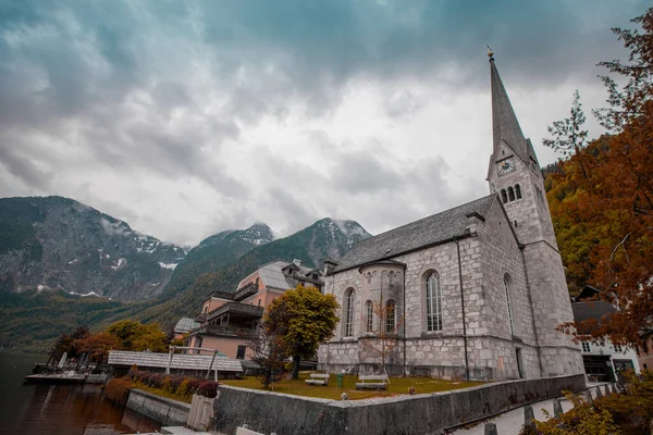 Igreja Subindo Lado Cidade Velha Hallstatt Áustria Central Dia Nublado — Fotografia de Stock
