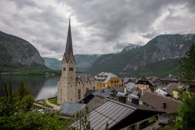Hallstatt, Avusturya 'da güzel bir kilise, şehrin bir sokağından, ön planda bazı evler görülebiliyor. Tipik Avusturyalı şehri. Resimli görünüşüyle ünlüdür..