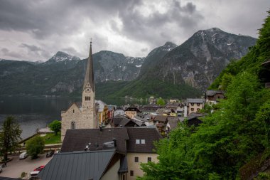 Hallstatt, Avusturya 'da güzel bir kilise, şehrin bir sokağından, ön planda bazı evler görülebiliyor. Tipik Avusturyalı şehri. Resimli görünüşüyle ünlüdür..
