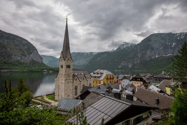 Bela Igreja Hallstatt Áustria Vista Uma Rua Cidade Com Algumas — Fotografia de Stock