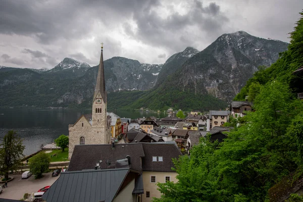 Bela Igreja Hallstatt Áustria Vista Uma Rua Cidade Com Algumas — Fotografia de Stock
