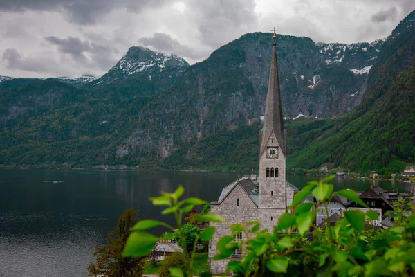 Bela Igreja Hallstatt Áustria Vista Uma Rua Cidade Com Algumas — Fotografia de Stock