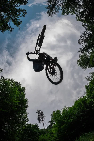 Sylwetka Górskiego Rowerzysty Skaczącego Nad Kamerą Wykonującego Baty Ogonowe Ekstremalne — Zdjęcie stockowe