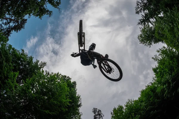 Silhouette Mountain Biker Jumping Camera Performing Tail Whip Extreme Photo — Stock Photo, Image