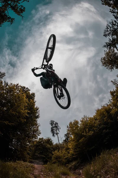 Silhouette Mountain Biker Jumping Camera Performing Tail Whip Extreme Photo — Stockfoto