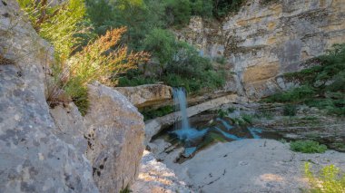 Kosova 'nın orta kesimindeki Ujevarat ve Mirushes şelaleleri, bir dizi güzel çağlayan şelaleler ve ardında tıka basa dolanıyor. Şelalelerden birinin ve gölünün sabahı. Dar boğazın arasında..