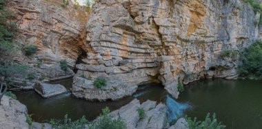 Ujevarat ve Mirushes şelalesi, Kosova 'nın orta kesiminde bir dizi şelale ve şelalenin ardında tıka basa doluyor. Gölün yukarısında bir sabah. Dar boğazın arasında..