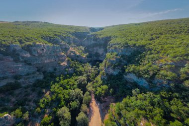 Kosova 'nın orta kesimindeki Ujevarat ve Mirushes şelaleleri, bir dizi güzel çağlayan şelaleler ve ardında tıka basa dolanıyor. Son şelalenin ve gölünün sabah drone manzarası. Dar boğazın arasında..