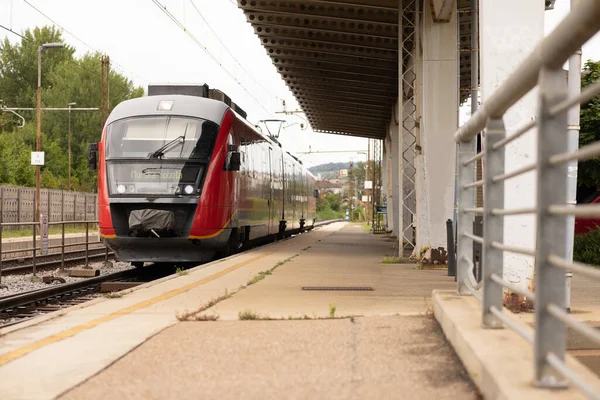 Red Commuter Train Arriving Station Tezno Close Maribor Summer Day — Stockfoto