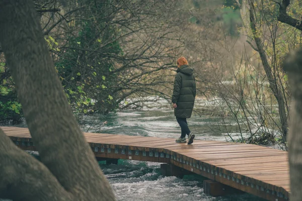 Unknown Woman Walking Wooden Path Walkway Some Water Rapids Dangerous — Foto de Stock