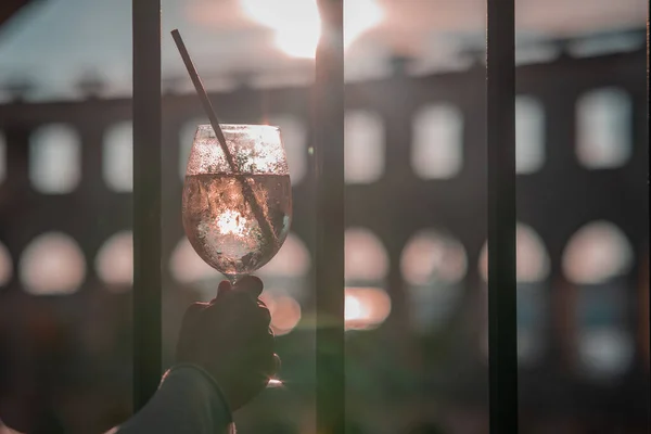 Mujer Desconocida Sosteniendo Una Copa Vino Bebida Frente Anfiteador Romano — Foto de Stock