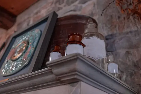 长椅或窗台顶部的罐子 不同的玻璃瓶储存物品 — 图库照片