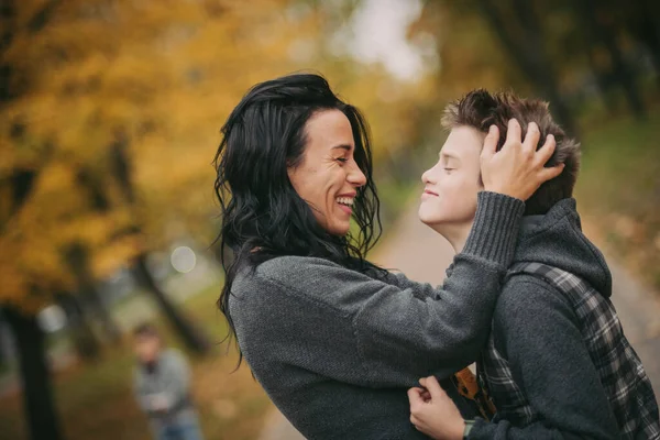 Sonbahar parkında mutlu bir aile