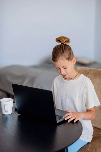 Ragazza Caucasica Che Videochiamata Aula Remota Con Insegnante Usando Computer — Foto Stock