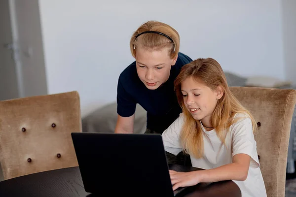 Tieners Video Bellen Laptop Gelukkig Studenten Kijken Naar Computer Scherm — Stockfoto