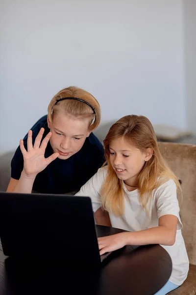 Videochiamata Adolescenti Sul Computer Portatile Studenti Felici Guardando Schermo Del — Foto Stock