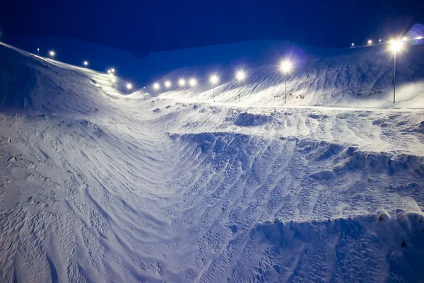 Skiabfahrt Der Nacht Elektrische Beleuchtung Nachtskigebiet lizenzfreie Stockbilder