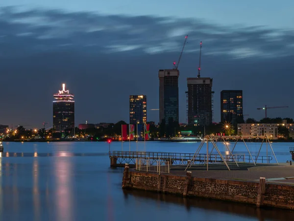 Kvällen Amsterdam Med Skyline Och Byggnader — Stockfoto