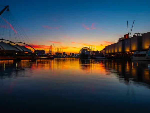 日没と船とジェノヴァ港 — ストック写真