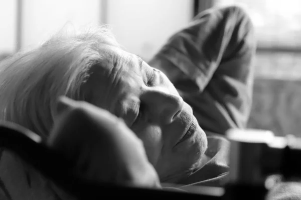 Close Senior Woman Dementia Relaxing Her Back Nursing Bed — Stock Photo, Image