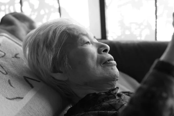 Zbliżenie Starszej Kobiety Demencją Leżącej Łóżku Pielęgniarskim Robiącej Poważny Wyraz — Zdjęcie stockowe
