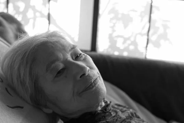 Zbliżenie Starszej Kobiety Demencją Leżącej Łóżku Pielęgniarskim Robiącej Poważny Wyraz — Zdjęcie stockowe