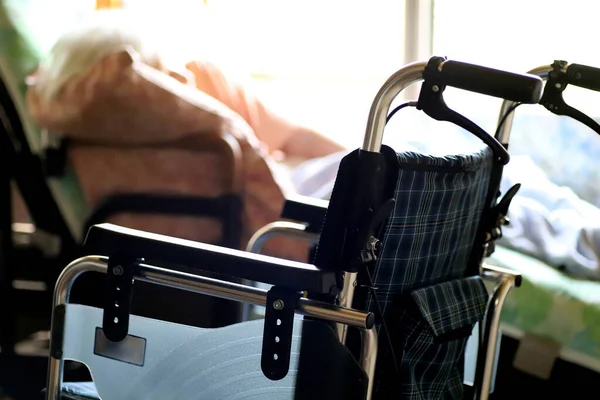 Mulher Idosa Reclinado Uma Cama Enfermagem Wheelchai — Fotografia de Stock