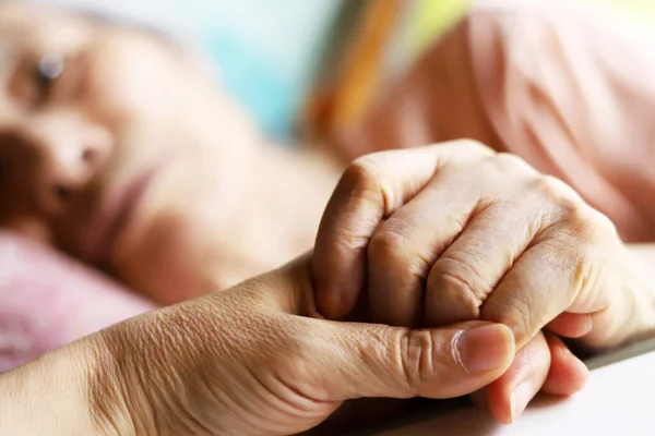 Primo Piano Tenersi Mano Della Madre Anziana Della Figlia — Foto Stock