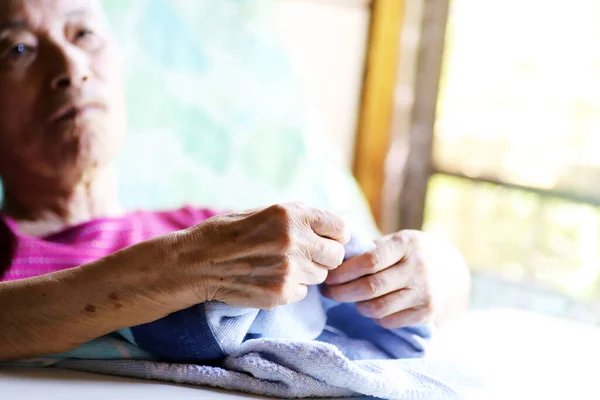 Eine Ältere Frau Mit Demenz Sitzt Auf Einem Pflegebett Und — Stockfoto