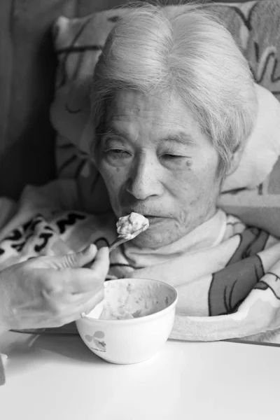 Kobiety Podeszłym Wieku Otrzymujące Pomoc Przy Posiłku Opieka Domowa Opieka — Zdjęcie stockowe