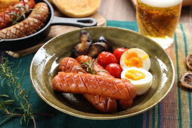 Bira ve abur cubur (ızgara sebzeli sosis ve haşlanmış yumurta))