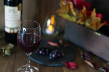 Bir mum yak ve sakin bir ortamda şarap iç.