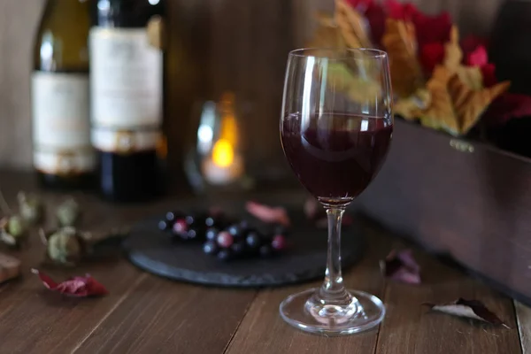 Ανάψτε Ένα Κερί Και Πιείτε Κρασί Μια Ήρεμη Ατμόσφαιρα — Φωτογραφία Αρχείου
