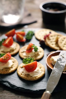 Viski soda ve aperatiflerle dolu bir bardak (kraker, kurutulmuş meyve, domates, maydanoz ve krem peynir))