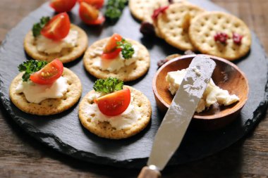 Aperatifler ve atıştırmalıklar, krakerler, kurutulmuş meyve, domates, maydanoz ve krem peynir.